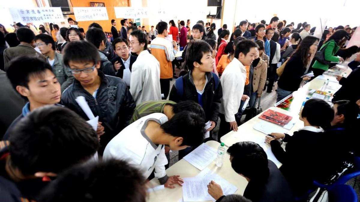 穿衣搭配|大学生想入编不只有国考，还有其他方式可入编制，应届生要知晓