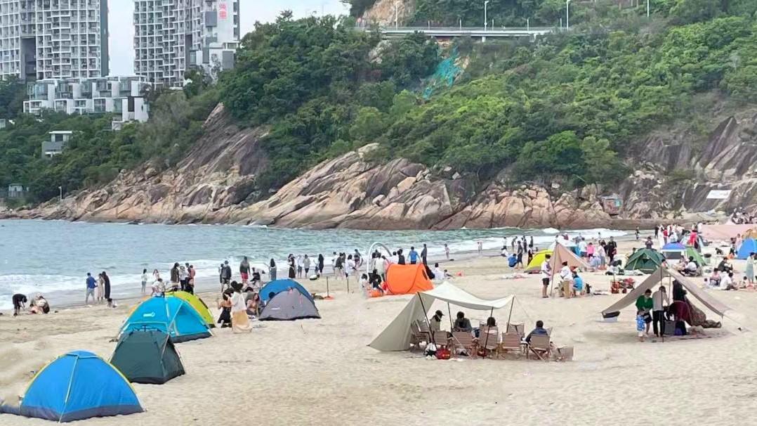 深圳市|深圳依山傍海的天然海滩，比大梅沙人少，还能搭帐篷露营和烧烤