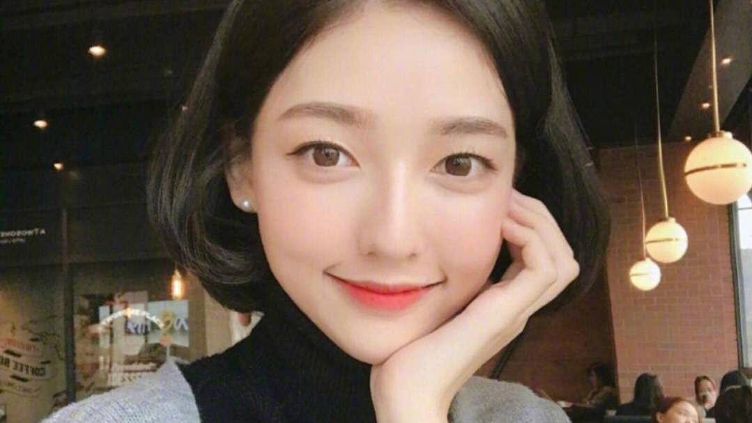 发型 35岁的女人留什么发型显年轻？10款时尚减龄的卷发，时髦又洋气