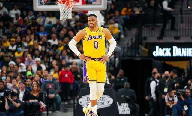 5年5球队！NBA最惨巨“薪”，湖人真不要他了