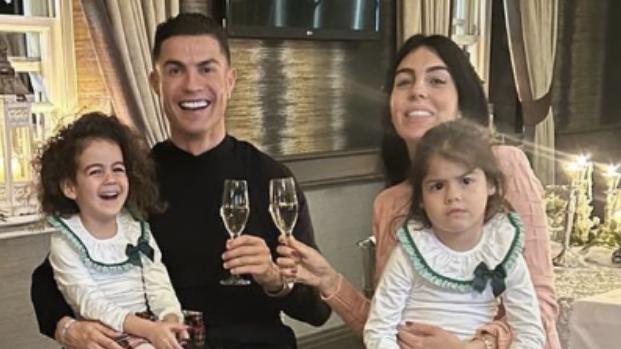 C罗|37岁还带五个娃 世界杯成C罗大型求职现场 沙特豪门已报价超2亿欧