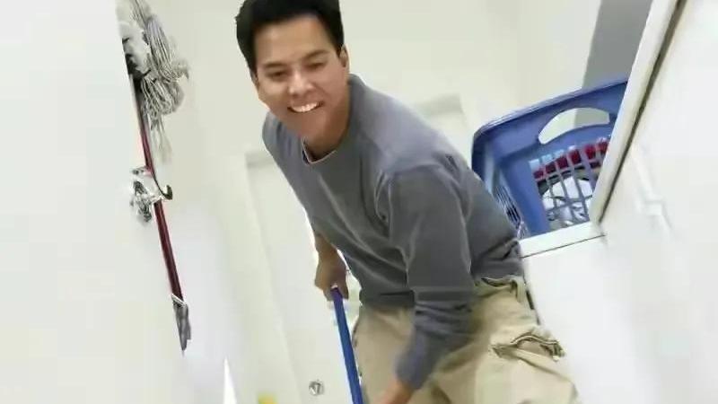 54岁女士出10000元雇42岁男保姆，男保姆：雇主要求高我也能做到