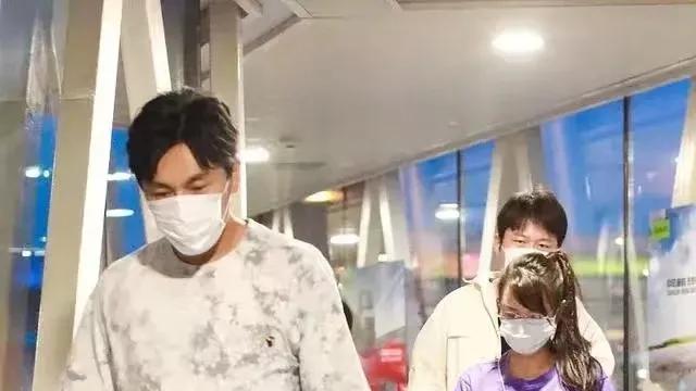 爽肤水 53岁伊能静和婆婆同行！冻龄女神和婆婆一起走机场，看上去像孙女