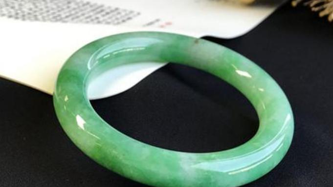 翡翠手镯|一块翡翠手镯，拥有着四代人的记忆，是传承还是回忆录