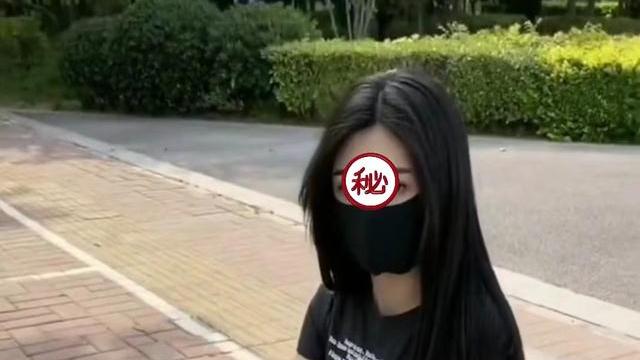 男子偷拍女子路边脱鞋，被其发现后追打，男子一个动作让对方听话