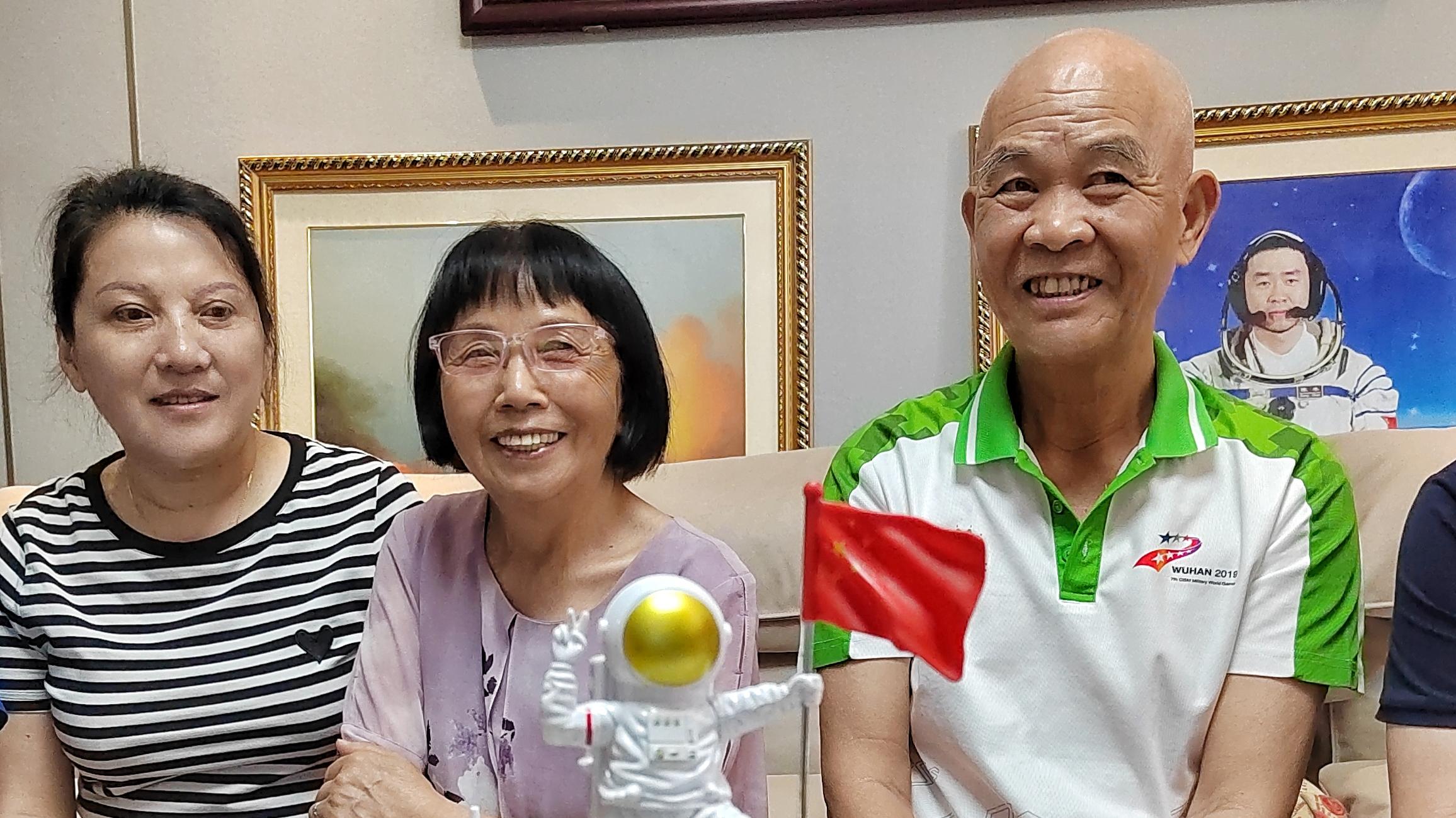 航天员陈冬父母：相信儿子一定能不负重托，把这次飞天“作业”完成好