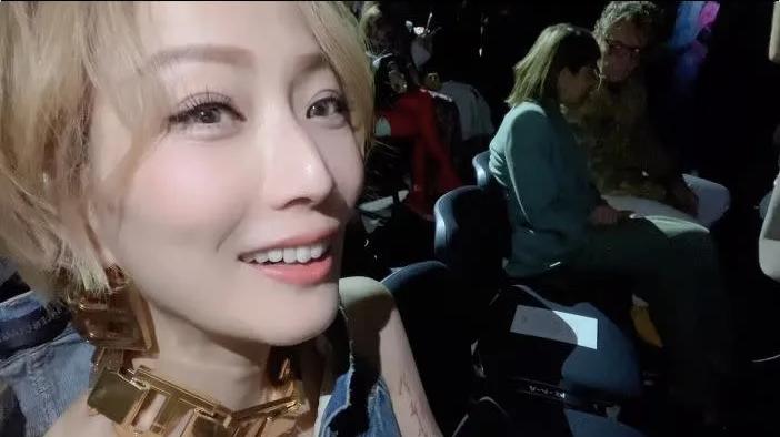 郑秀文|世纪合影！周杰伦赴巴黎遇郑秀文，郑秀文：好久不见