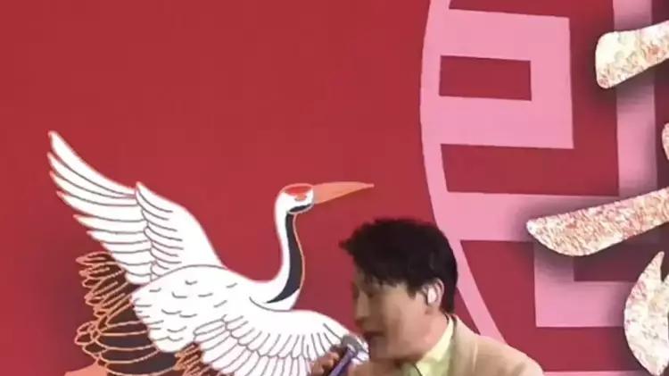张信哲|张信哲：落魄到寿宴献唱，三首歌200万，网友：本来想心疼他的