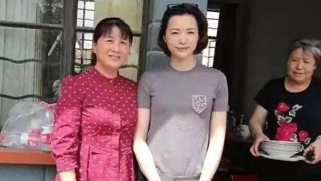 蛋白质 48岁董卿素颜像换个人！短发配长裙鱼尾纹太抢镜，开心聊天接地气