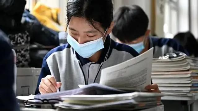 本科生|本科生入职后心态崩了：同事全是大专生，500分跟300分殊途同归