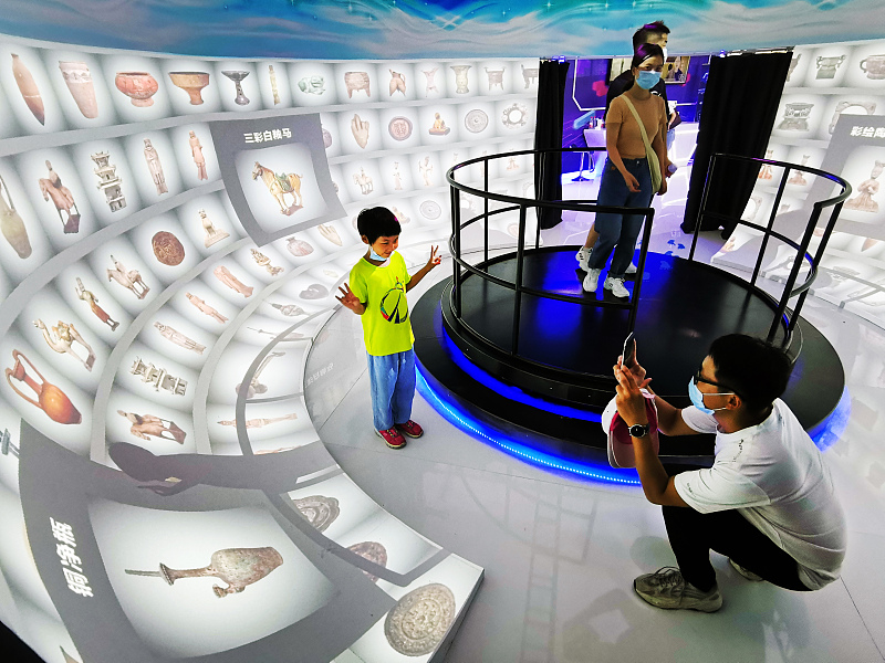 spring|内卷的智能投影，奋力抓住年轻人