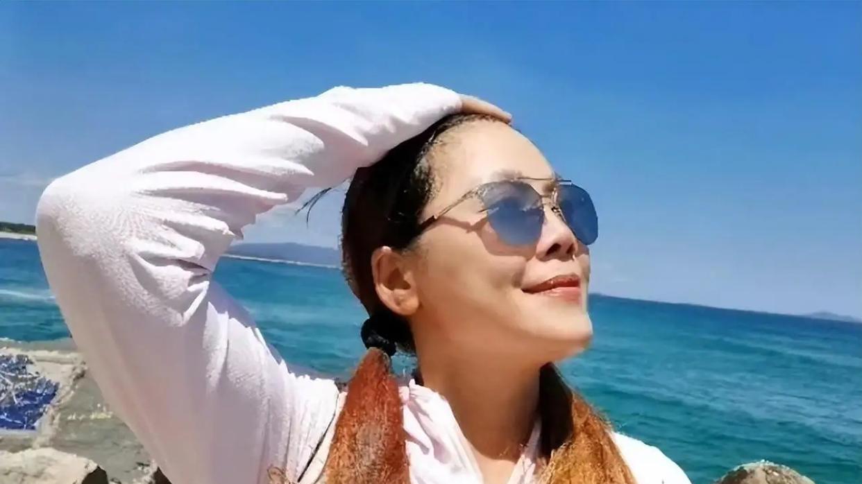 田震|天后田震终于复出，再次唱起《执着》，当年隐退有两点原因