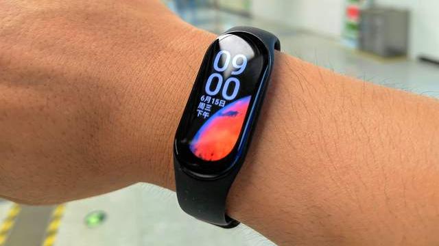 小米科技|小米手环7 NFC上手：屏幕更大 健康检测更全