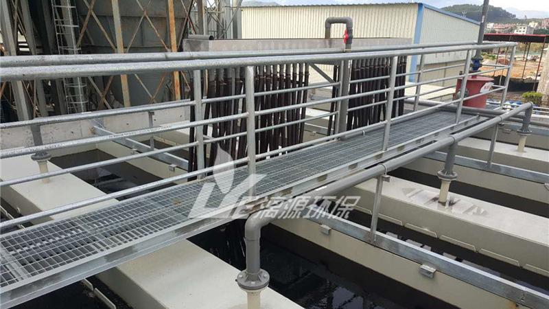 这类酸性废水不能用中和沉淀法：处理成本高，达不到效果