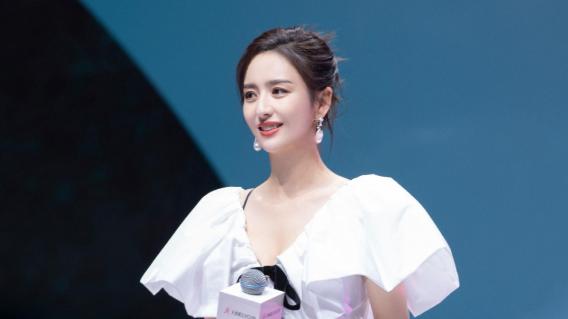 佟丽娅|“大蚕蛹”的白色连衣裙，佟丽娅大秀公主气质，网友：完美！