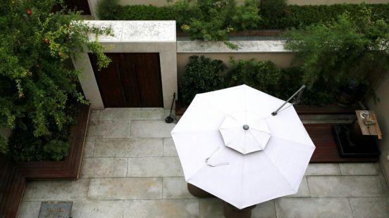 一楼+地下室+花园和顶层+露台，该买哪套？钱都带了，在线等，急！