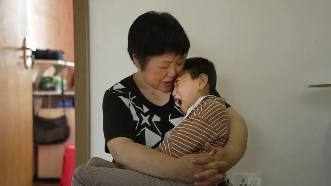 女孩长相奇特家人不安，确诊后天塌了，妈妈离家奶奶成唯一依靠