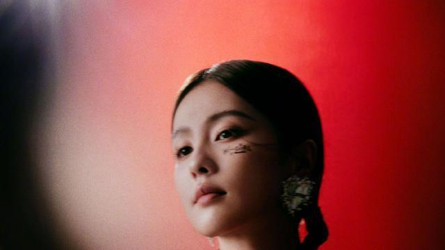 白鹿|白鹿扎双麻花辫写真大秀白皙香肩！身材曼妙太性感冷艳