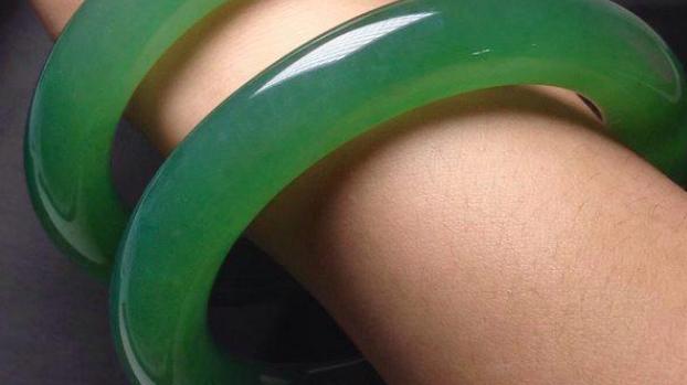 翡翠手镯|翡翠手镯越戴越廉价，价值也大打折扣，保养到底有多重要？