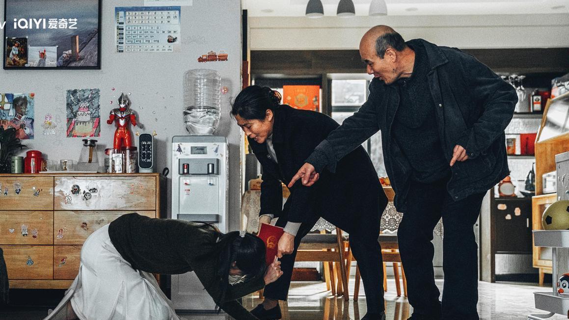 苗苗|《底线》中，最悲情的案子，莫过于秦玲的离婚案，难怪周亦安上火