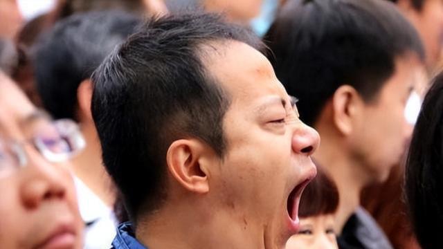 男子因2个哈欠惹怒领导，令待岗18年，每月仅发200元