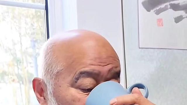 白百何|67岁李琦退休后在北京生活，衣着邋遢皱纹横生