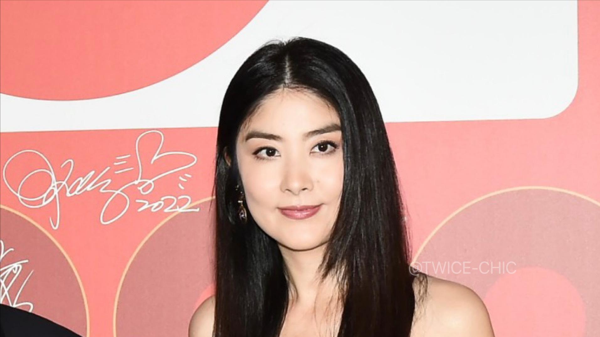 陈慧琳|陈慧琳50岁的生图状态也太好看，一身酒红色抹胸皮衣，温柔又知性