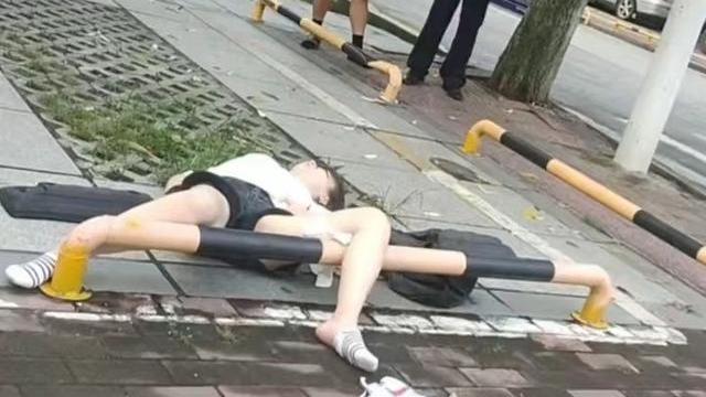 女子醉倒在路边，一旁的大爷眼看手不动：不敢上前扶她，怕出事