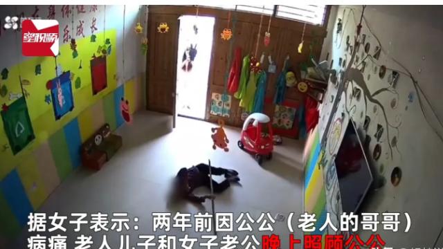 福建宁德，一老人拿着一根木棍，不断捅刺女子家木门，而且一边砸门，一边咒骂女子