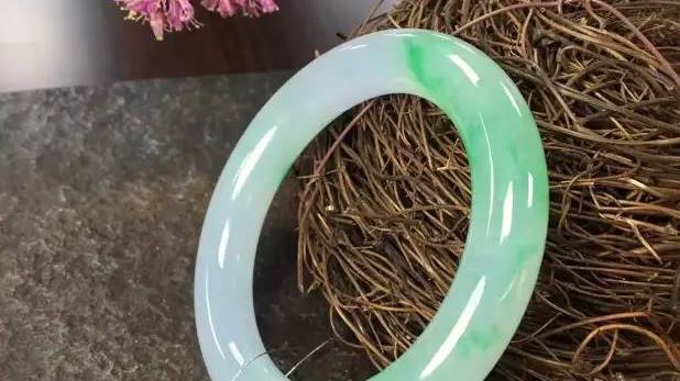 翡翠手镯|翡翠手镯的价格怎样估算？什么手镯不能买？专业人士告诉你答案