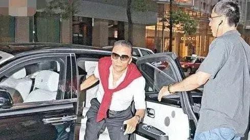 谢贤|谢霆锋站在豪宅外边给谢贤打电话：爹地，你到楼下，我给你个惊喜