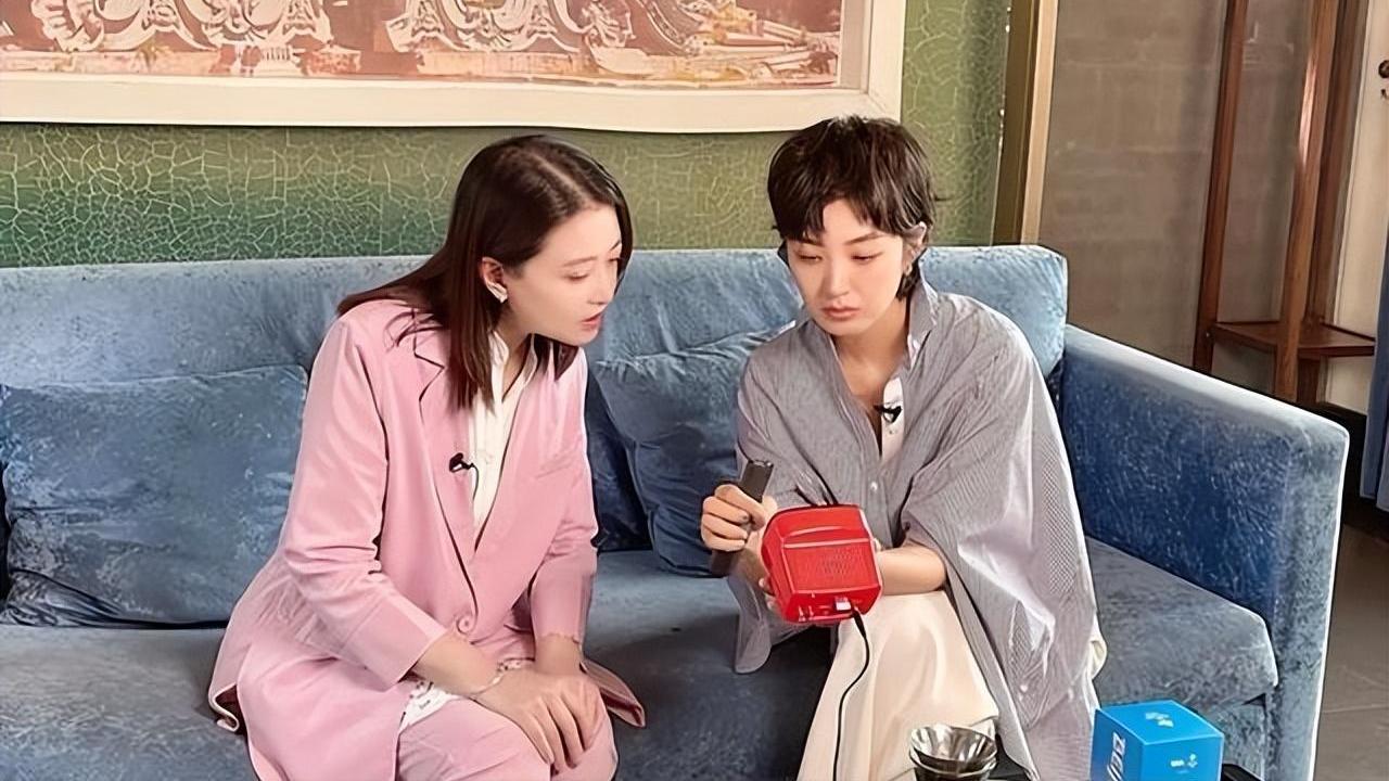 利物浦 周海媚老得太真实，剪奶奶款短发变酷girl，身材胖出年龄感挺实在