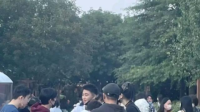 陈晓楠|网友偶遇何猷君奚梦瑶一家游迪士尼，奚梦瑶背俩万元包身材窈窕