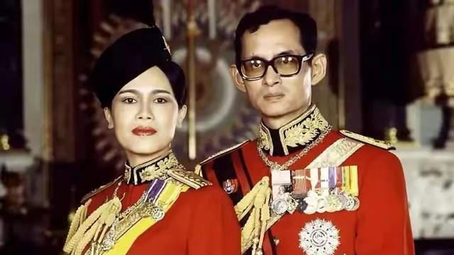 四个妻子和30多名嫔妃、女儿和姐姐都比他更有能力，泰国玛哈国王也高兴地躺了下来