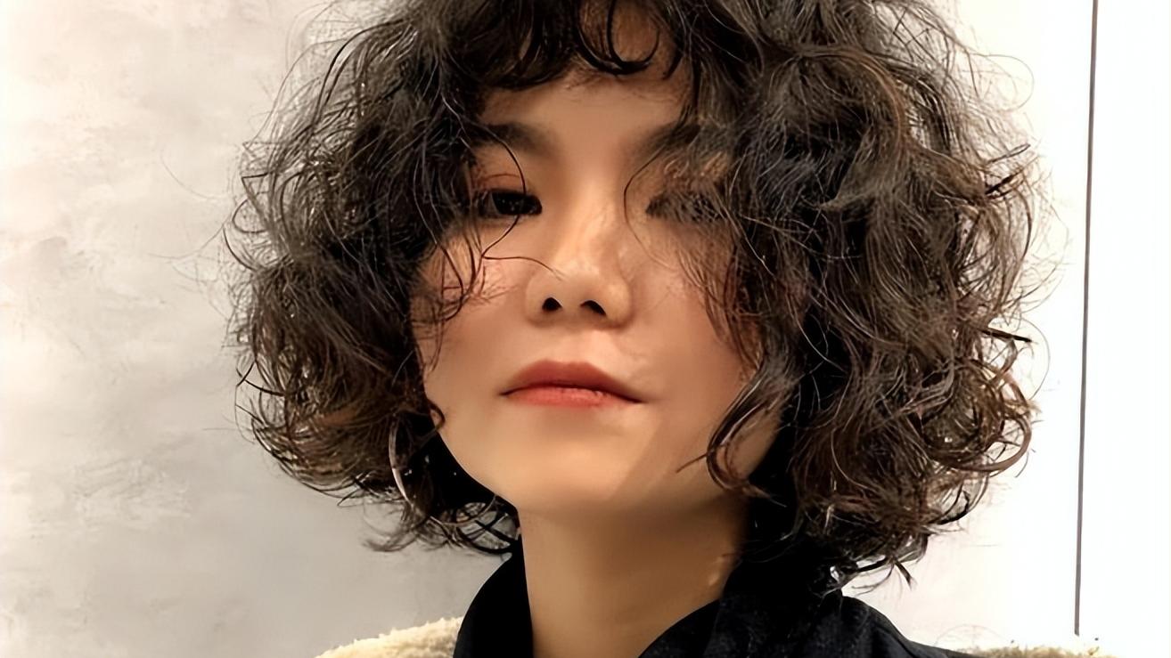 发型 放弃你的“大妈卷”吧，女人40岁后更适合这5款发型，减龄有气质