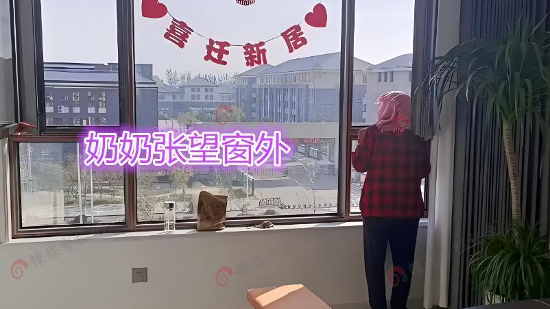女子接奶奶到城里享福，进城后无精打采回村判若两人，骑三轮串门