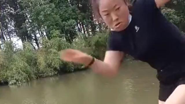 上海一女子在河边捞鱼揭网瞬间被吓跑，大胆折返后收获一顿大餐！