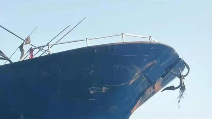 唐山船长自称出海时遭“海霸”夹击，船被撞翻1死4失联，自己抓绳死里逃生，被定性交通肇事