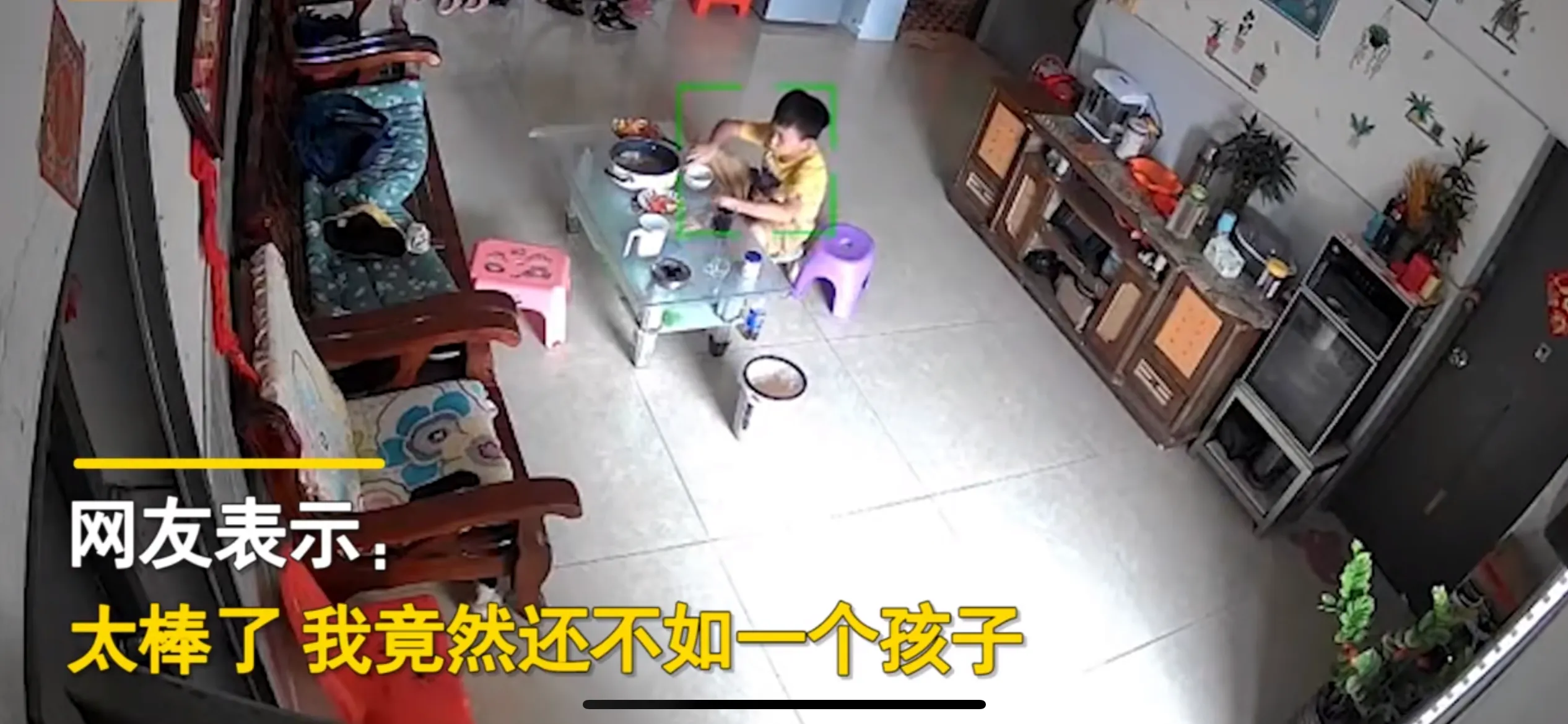 广东惠州，一名男子下班买菜回来，由于太累了，于是想休息一会