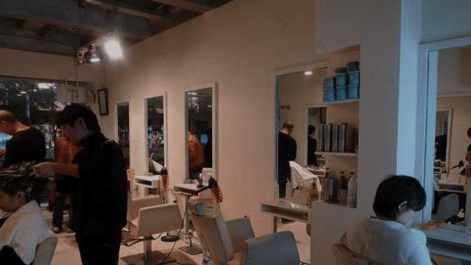 理发店店员将手伸进衣服内按摩，男子：当时就想往那里按