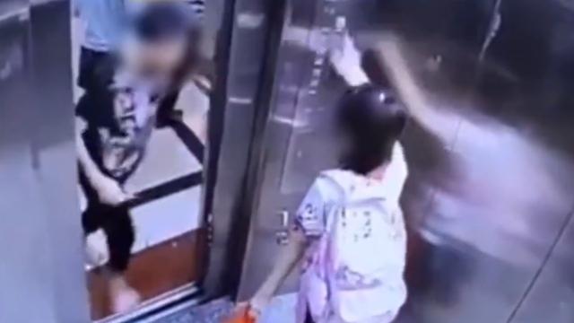 广东：电梯关门太快老人被夹，误以为孩子按关门键，上前掌掴女孩