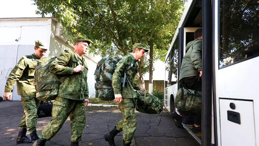 高校|俄罗斯反战青年袭击征兵处，现场征兵官员被击中