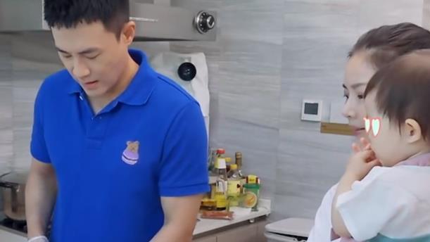 王灿|王灿不称呼婆婆为妈妈，或因没办婚礼的缘故，饭桌上看出婆媳关系