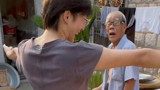 短发 孙媳减肥成功看望爷爷，爷爷对着孙子就是两巴掌：她是远嫁过来的