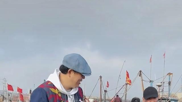 50岁“夏东海”高亚麟现身乡下，坐小马扎吆喝卖海鲜