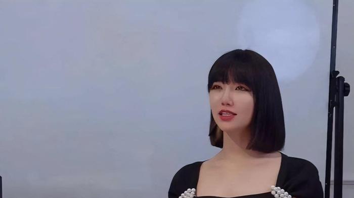 带货|回顾郑女士现状：为带货摘下口罩，被网友差评骂哭，小号开始擦边