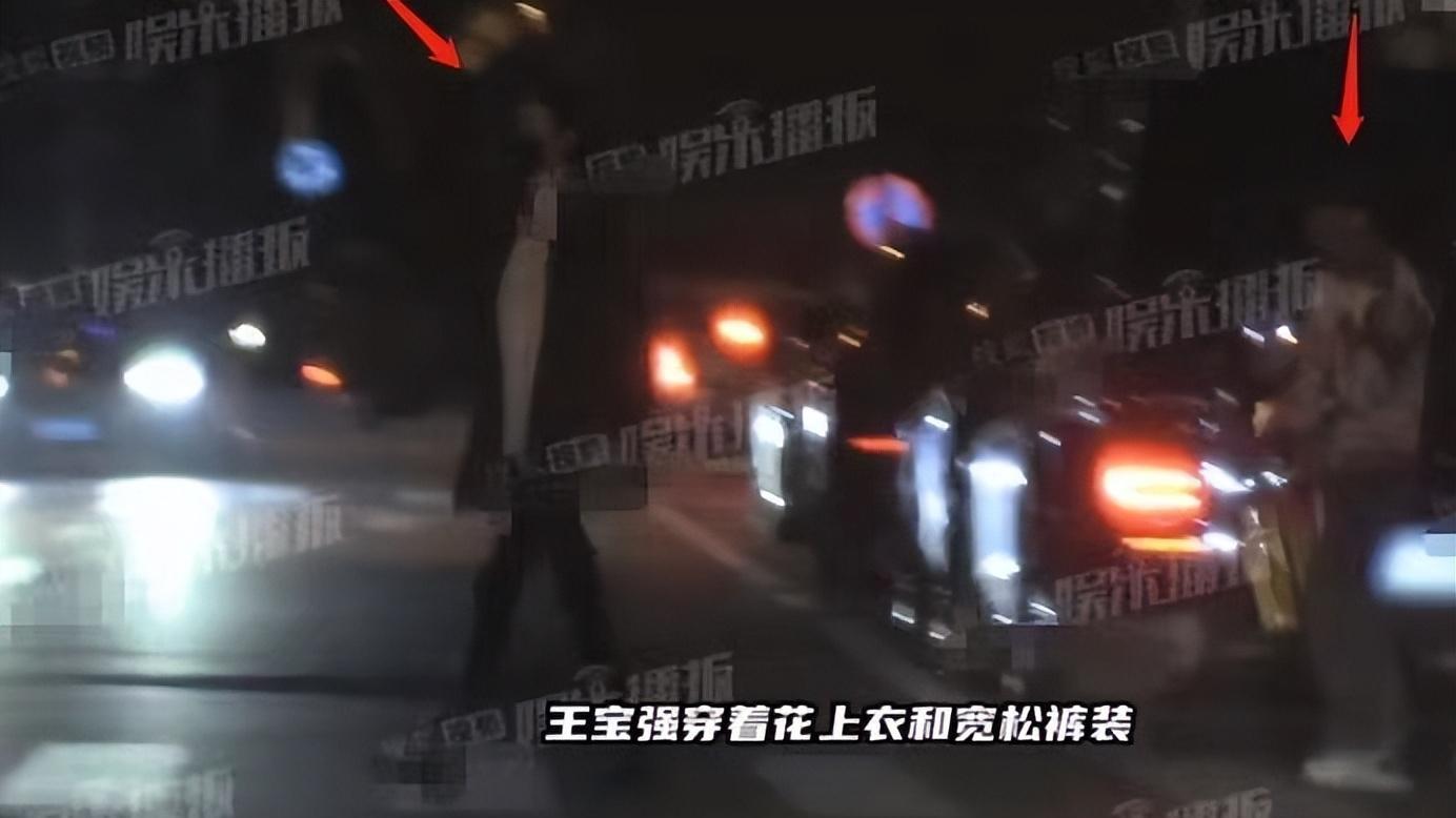 王宝强|王宝强携女友开豪车聚餐，相处似老夫老妻，冯清超模身材长腿吸睛