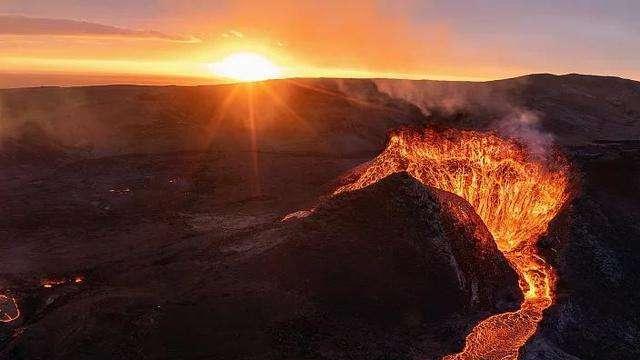 今年灾难还没结束？冰岛火山群突然喷发，难道地球正在清除人类？