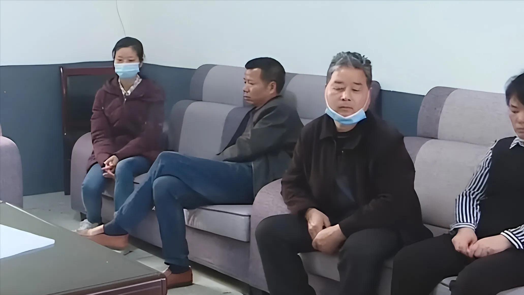 25岁小伙婚后称妻管严，新婚9个月自杀，3张银行卡余额不足15块