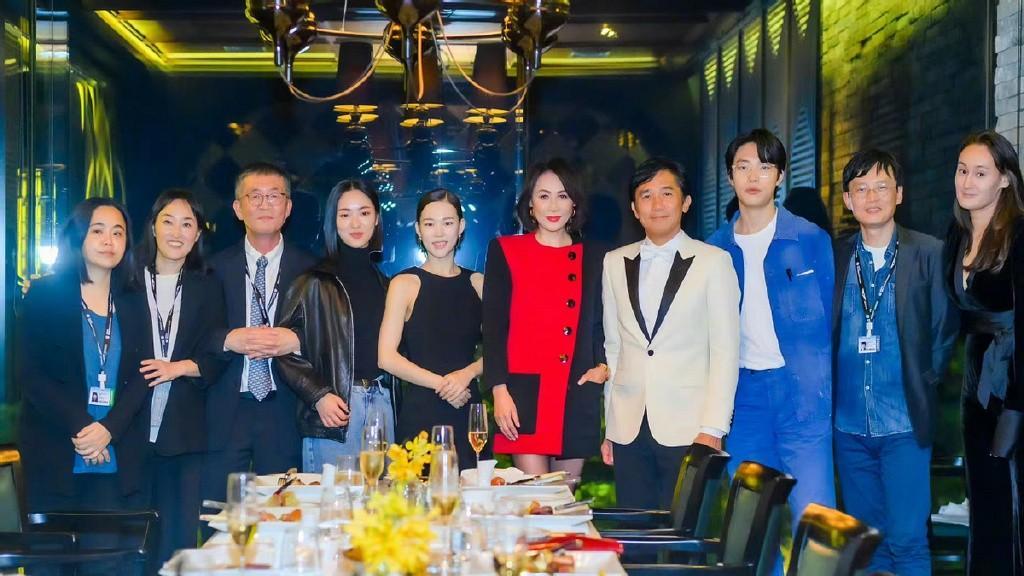 护肤 刘嘉玲在国外挺会打扮，裙子“半边黑、半边红”，看着时髦又大气